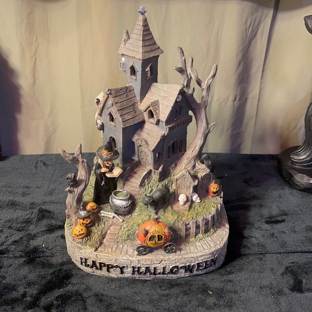 Haunted House Halloween Resin LED Decor - Picture 1 of 7